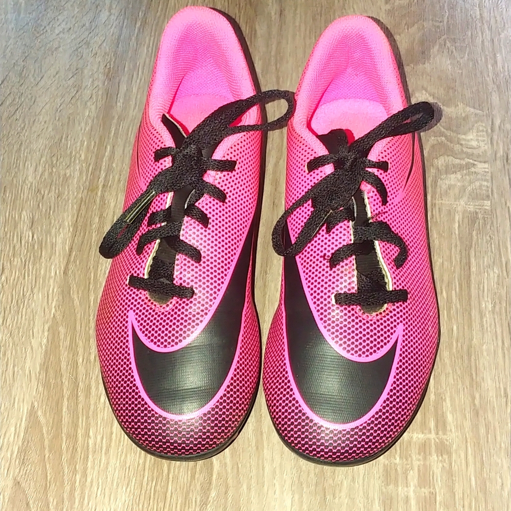 Nike soccer cleats Big Girl/ youth size 5.5Y